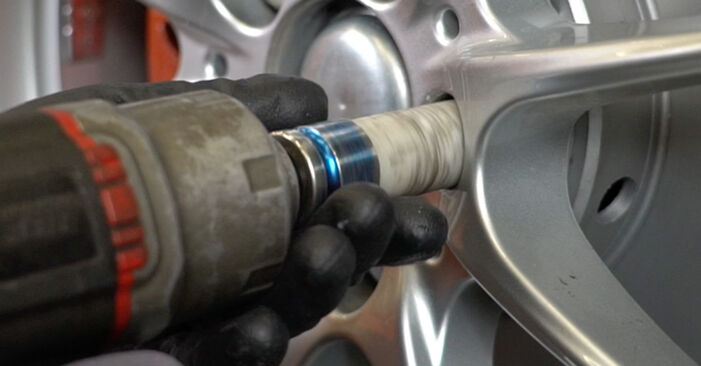 Wie schmierig ist es, selber zu reparieren: Bremsbeläge beim Mercedes A124 E 320 3.2 (124.066) 1993 wechseln – Downloaden Sie sich Bildanleitungen