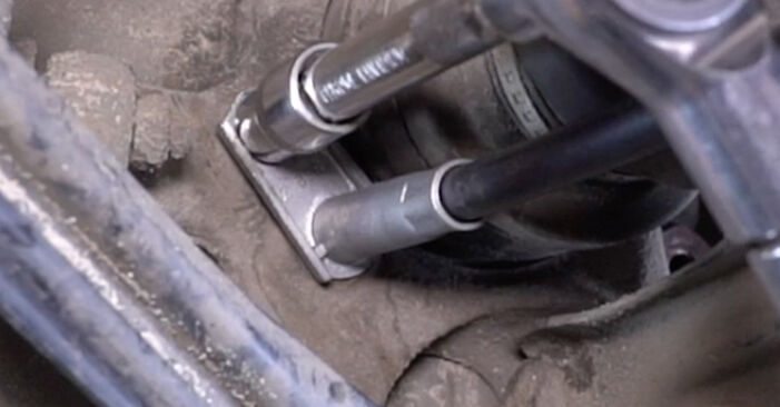 Wie problematisch ist es, selber zu reparieren: Handbremsseil beim Mercedes C124 E 220 2.2 (124.042) 1994 auswechseln – Downloaden Sie sich bebilderte Tutorials