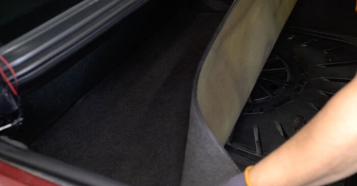 Hvordan skifte Støtdemper på Mercedes A124 Cabrio 1991 – gratis PDF- og videoveiledninger
