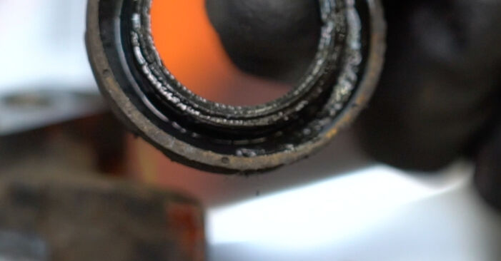 Hvordan skifte MERCEDES-BENZ 123 SERIES 1992 Bremsecaliper Reparasjonssett trinn–for–trinn veiledning