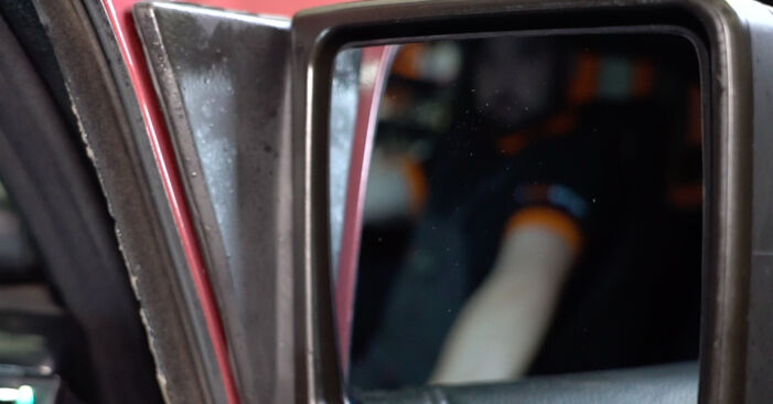Tidsforbruk: Bytte av Sidespeilglass på Mercedes S124 1993 – informativ PDF-veiledning