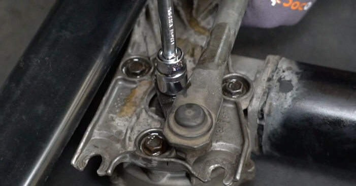 Trinn-for-trinn anbefalinger for hvordan du kan bytte Mercedes S124 1994 E 200 2.0 (124.079) Vindusviskermotor selv
