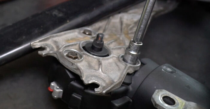 Wie problematisch ist es, selber zu reparieren: Scheibenwischermotor beim Mercedes S124 E 300 3.0 Turbo Diesel (124.193) 1995 auswechseln – Downloaden Sie sich bebilderte Tutorials
