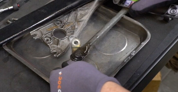 Ersetzen Sie Scheibenwischermotor am MERCEDES-BENZ W124 Cabrio (A124) 320 CE (124.066) 1991 selber