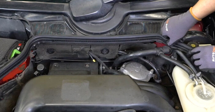 Scheibenwischermotor am MERCEDES-BENZ W124 Cabrio (A124) 320 CE (124.066) 1993 wechseln – Laden Sie sich PDF-Handbücher und Videoanleitungen herunter