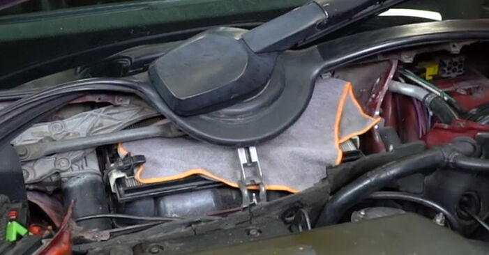 Vanskelighetsgrad: Bytte av Vindusviskermotor på Mercedes A124 Cabrio 300 CE-24 3.0 (124.061) 1991 – last ned illustrert veiledning
