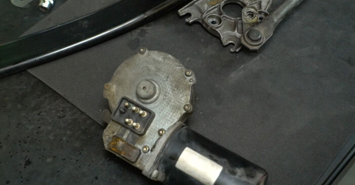 Schimbare Motoras stergator de parbriz Mercedes C124 E 320 3.2 (124.052) 1995: manualele de atelier gratuite