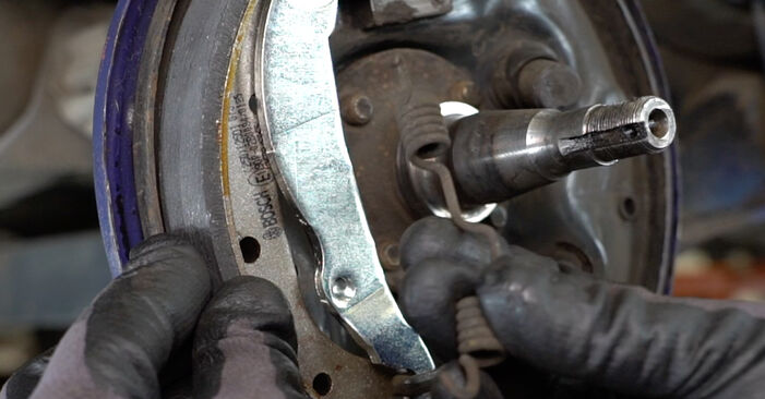 Wie schmierig ist es, selber zu reparieren: Bremsbacken beim Opel Astra F 1.4 Si (F19, M19) 1997 wechseln – Downloaden Sie sich Bildanleitungen