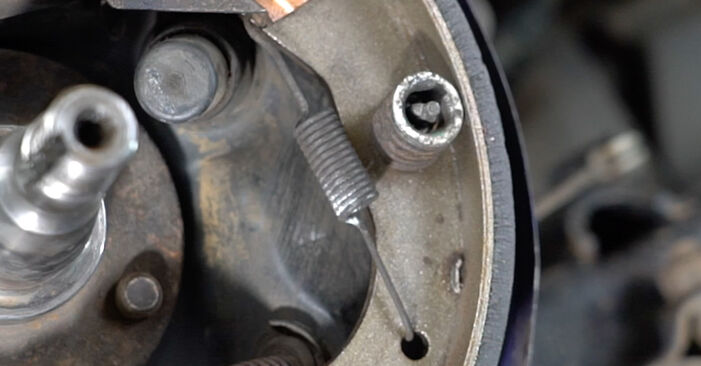 Wie schmierig ist es, selber zu reparieren: Bremsbacken beim Opel Astra F CC 1.7 TDS (F08, M08, F68, M68) 1997 wechseln – Downloaden Sie sich Bildanleitungen