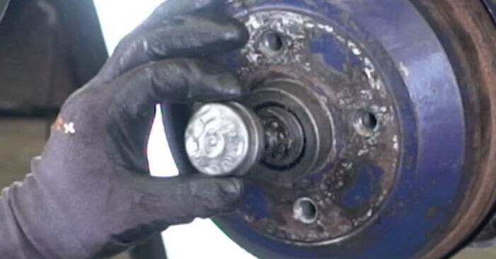 Tauschen Sie Bremsbacken beim OPEL Astra F CC (T92) 1.6 (F08, M08, F68, M68) 1994 selbst aus