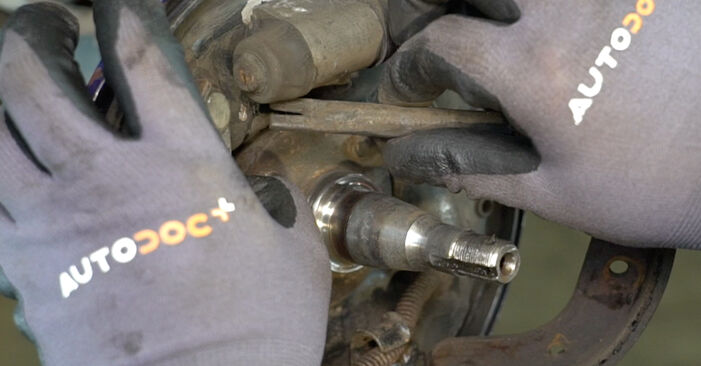 Hinweise des Automechanikers zum Wechseln von OPEL Tigra Coupe (S93) 1.4 16V (F07) 1994 Bremsbacken