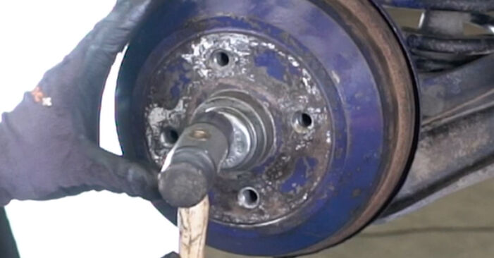Wie man Bremsbacken am OPEL Tigra Coupe (S93) 1999 wechselt – Laden Sie sich PDF-Wegleitungen und Videoanweisungen herunter