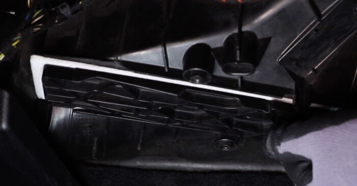 Schimbați Filtru habitaclu la VW Touareg (7P5, 7P6) 3.0 V6 TSI Hybrid 2013 de unul singur