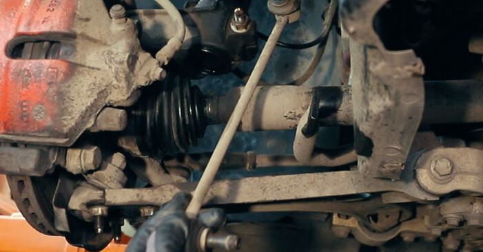 Wie schmierig ist es, selber zu reparieren: Koppelstange beim Audi A3 8P1 1.6 TDI 2009 wechseln – Downloaden Sie sich Bildanleitungen