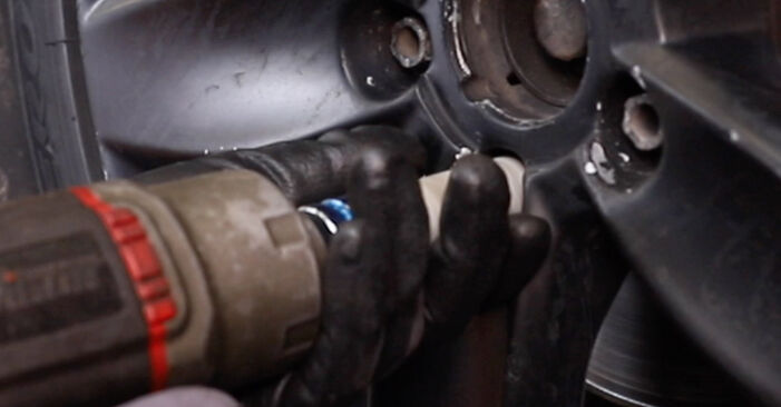 Cómo reemplazar Pastillas De Freno en un SEAT Toledo IV Hatchback (KG3) 1.6 TDI 2013 - manuales paso a paso y guías en video