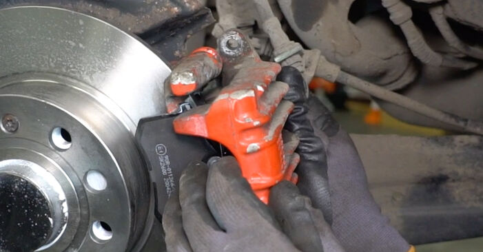 Wie man Bremsbeläge am VW Caddy III Kombi (2KB, 2KJ, 2CB, 2CJ) 2004 ersetzt - Hinweise und Ratschläge