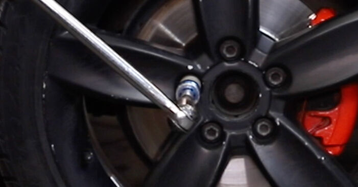 Hvordan skifte VW SCIROCCO 2015 Støtdemper trinn–for–trinn veiledning