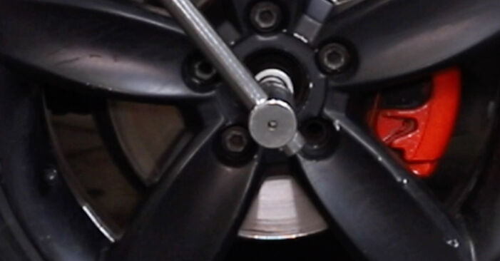 Wie schmierig ist es, selber zu reparieren: Stoßdämpfer beim VW CC 358 2.0 TDI 4motion 2011 wechseln – Downloaden Sie sich Bildanleitungen