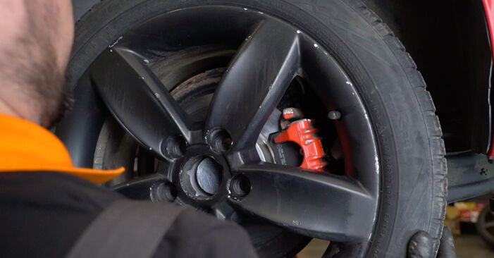 Trinn-for-trinn anbefalinger for hvordan du kan bytte VW Golf 6 Cabrio 2012 2.0 GTI Hjullager selv