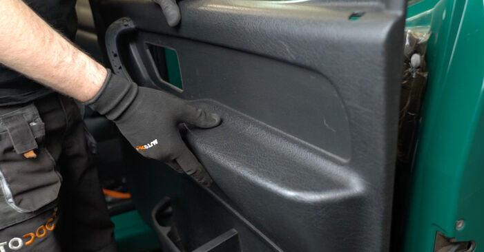 Cambio Alzacristalli anteriore e posteriore su PEUGEOT PARTNER 1.6 HDi 75 2006. Questo manuale d'officina gratuito ti aiuterà a farlo da solo