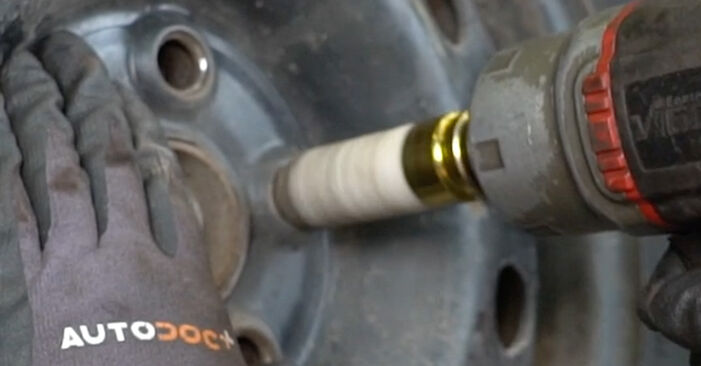 Cómo reemplazar Amortiguadores en un SEAT Alhambra (7V8, 7V9) 1.9 TDI 1997 - manuales paso a paso y guías en video