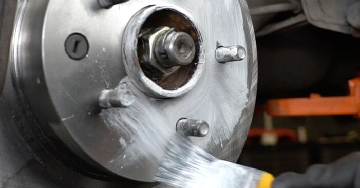 Sustitución de Discos de Freno en un Nissan Juke F15 1.6 2012: manuales de taller gratuitos