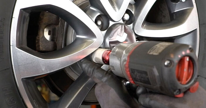 Nissan Juke f15 1.6 2012 Brake Discs replacement: free workshop manuals