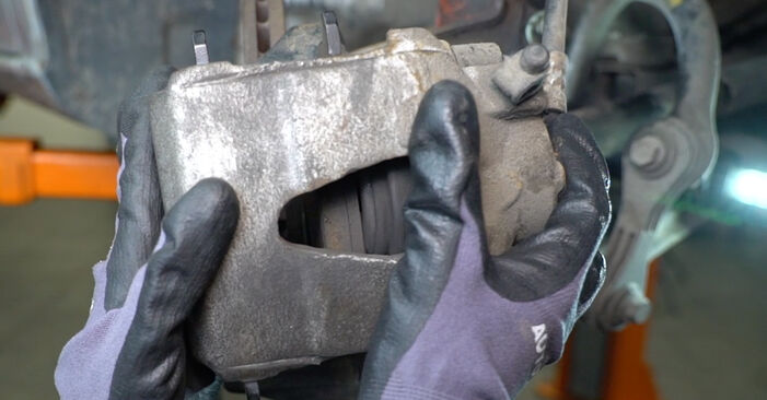 Wie schmierig ist es, selber zu reparieren: Bremsscheiben beim VW BORA 2.0 2013 wechseln – Downloaden Sie sich Bildanleitungen