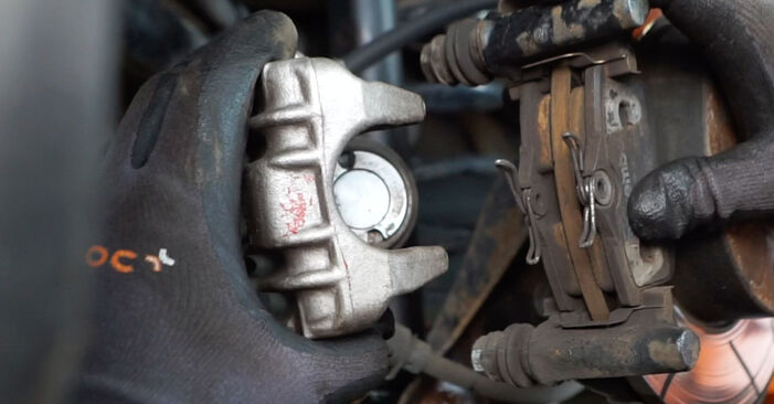 Wie kompliziert ist es, selbst zu reparieren: Bremsscheiben am Seat Cordoba 6K1 1.9 TDI 1999 ersetzen – Laden Sie sich illustrierte Wegleitungen herunter