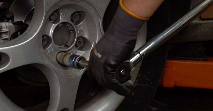 Seat Ibiza 6J 1.2 TSI 2014 Bremsscheiben wechseln: wie schwer ist es, selbst zu reparieren - Downloaden Sie sich illustrierte Anleitungen