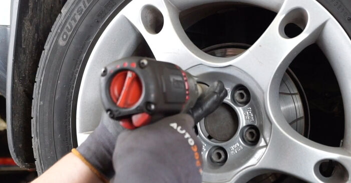 Slik bytter du SEAT Ibiza IV Sportcoupe (6J, 6P) 1.4 2009 Bremseskiver selv – trinn-for-trinn veiledninger og videoer