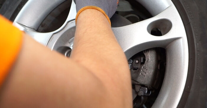 Cómo reemplazar Cojinete de Rueda en un AUDI TT Roadster (8N9) 1.8 T 2000 - manuales paso a paso y guías en video