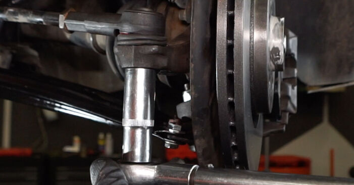 Bora Saloon (1J2) 2.3 V5 2001 Wheel Bearing DIY replacement workshop manual