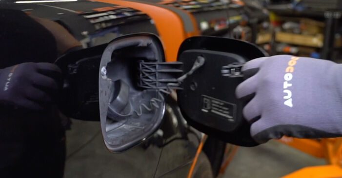 Cómo cambiar Filtro de Combustible en un VOLVO V40 Hatchback 2012 - Manuales en PDF y en video gratuitos