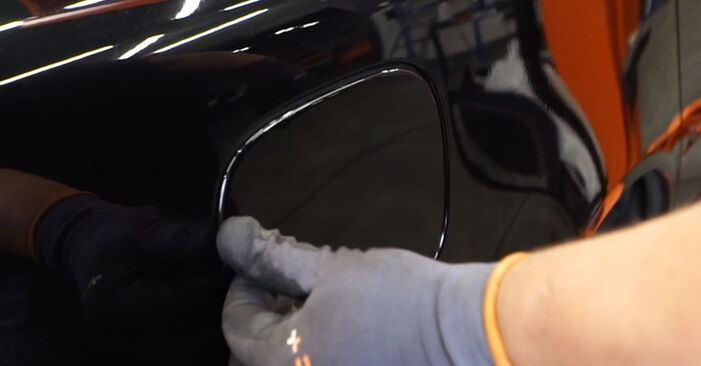 Substituir Filtru combustibil VOLVO V40 Hatchback (525, 526) 2.0 D3 2013 - tutorialul online