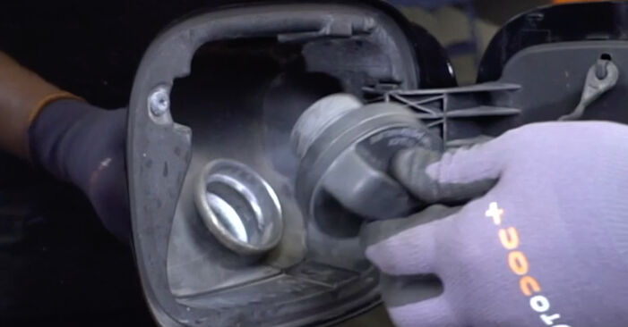 Cómo reemplazar Filtro de Combustible en un VOLVO V40 Hatchback (525, 526) 1.6 D2 2013 - manuales paso a paso y guías en video