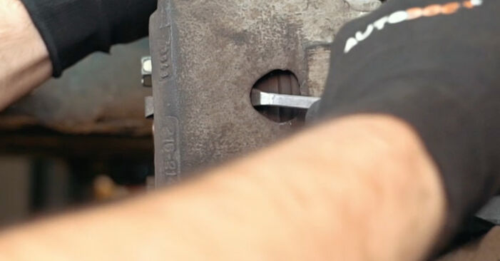 Changing Brake Pads on SEAT AROSA (6H) 1.4 TDI 2000 by yourself