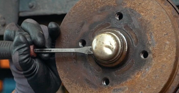 Wie schmierig ist es, selber zu reparieren: Bremstrommel beim VW PASSAT Saloon (32B) 1.8 1984 wechseln – Downloaden Sie sich Bildanleitungen