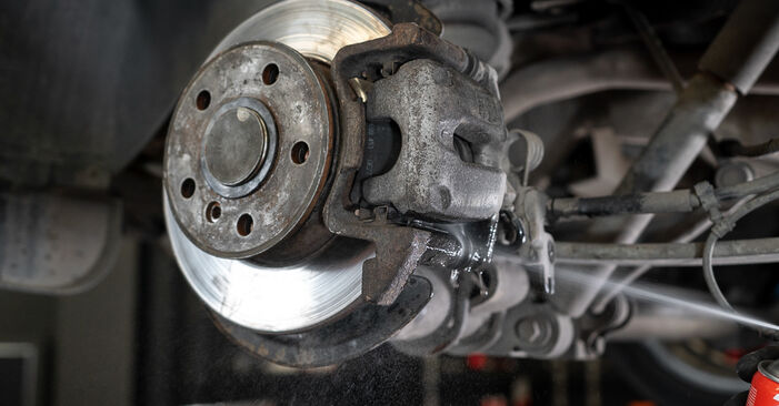 Bremssattel beim VW CADDY 2.0 TDI 2011 selber erneuern - DIY-Manual