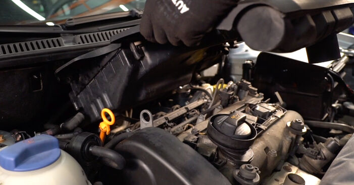 Kā nomainīt VW POLO VIVO Sedans 1.6 2011 Gaisa filtrs - pakāpeniskās rokasgrāmatas un video ceļveži
