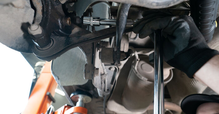 VW Golf 6 Cabrio 2.0 R 2011 Bremsscheiben wechseln: wie schwer ist es, selbst zu reparieren - Downloaden Sie sich illustrierte Anleitungen
