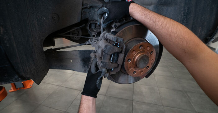 Tausch Tutorial Bremsscheiben am VW Golf VI Cabrio (517) 2011 wechselt - Tipps und Tricks