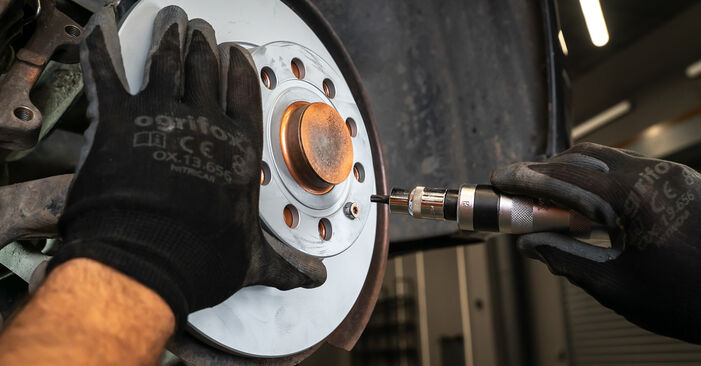 Tauschen Sie Bremsscheiben beim VW Caddy V Kastenwagen (SBA, SBH) 2020 2.0 TDi BMT selber aus
