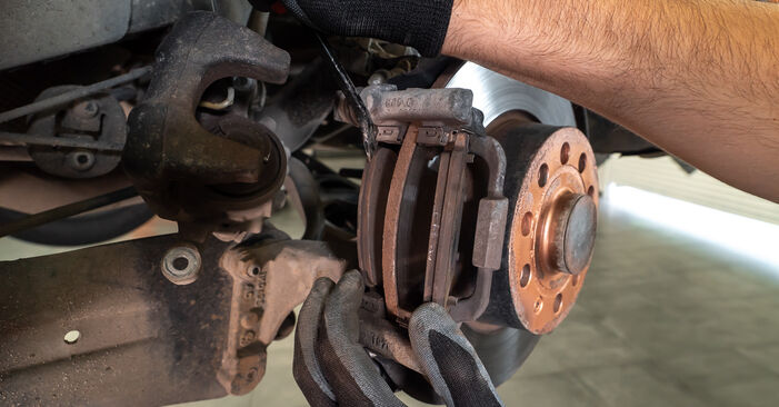 VW BEETLE 1.6 TDI Brake Pads replacement: online guides and video tutorials