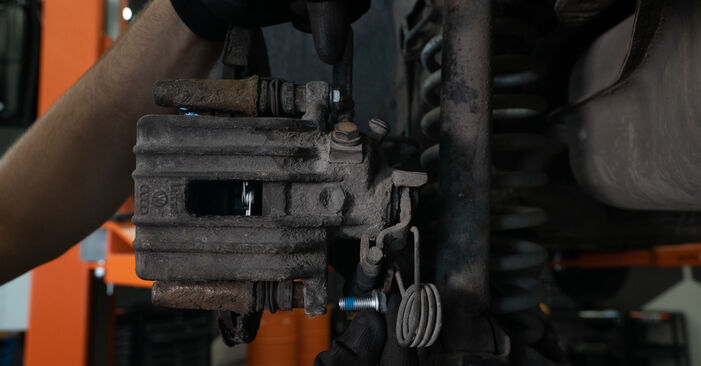 Stufenweiser Leitfaden zum Teilewechsel in Eigenregie von SEAT IBIZA SPORTCOUPE Box Body / Hatchback (6J1) 2013 1.2 Bremsbeläge