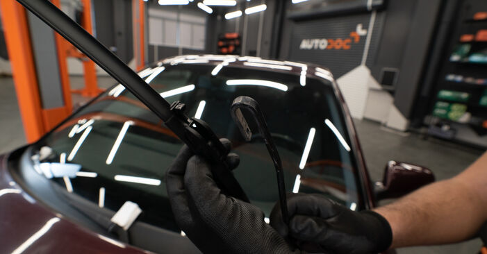 Changing Wiper Blades on VW POLO Box (86CF) 1.3 1992 by yourself