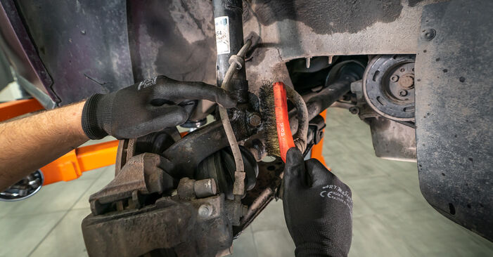 VW Polo 5 Limousine 1.4 TSi 2015 Domlager wechseln: wie schwer ist es, selbst zu reparieren - Downloaden Sie sich illustrierte Anleitungen