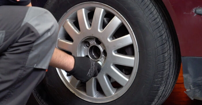 Hvordan man udskifter VW GOLF Bremseklodser - trin-for-trin manualer og video vejledninger