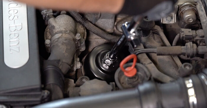Come sostituire Filtro olio motore MERCEDES-BENZ Classe S Sedan (W140) S 350 3.5 Turbo Diesel (140.134) 1992 - manuali passo passo e video guide