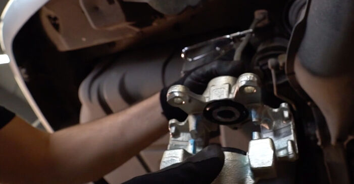 Changing Brake Calipers on MERCEDES-BENZ C-Class Coupe (CL203) C 200 CDI 2.2 (203.707) 2004 by yourself